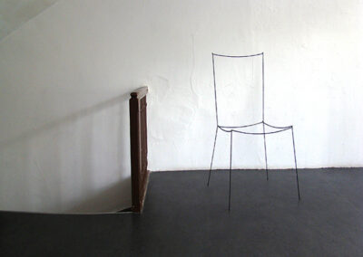 „In silent conversation", a chair made of wool thread and nylon thread and noting else in the room.